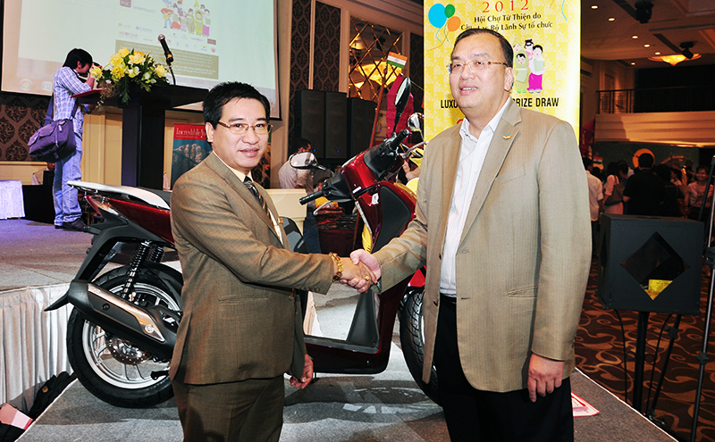 Ông Lê Thành Ân một lần nữa gởi lời cảm ơn đến nhà tài trợ Hung Thinh Corp vì một chương trình thành công tốt đẹp